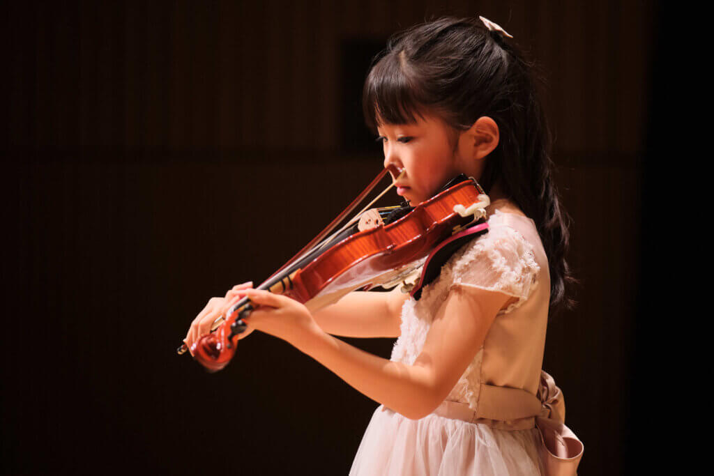 バイオリンの発表会で真剣に弾く女の子